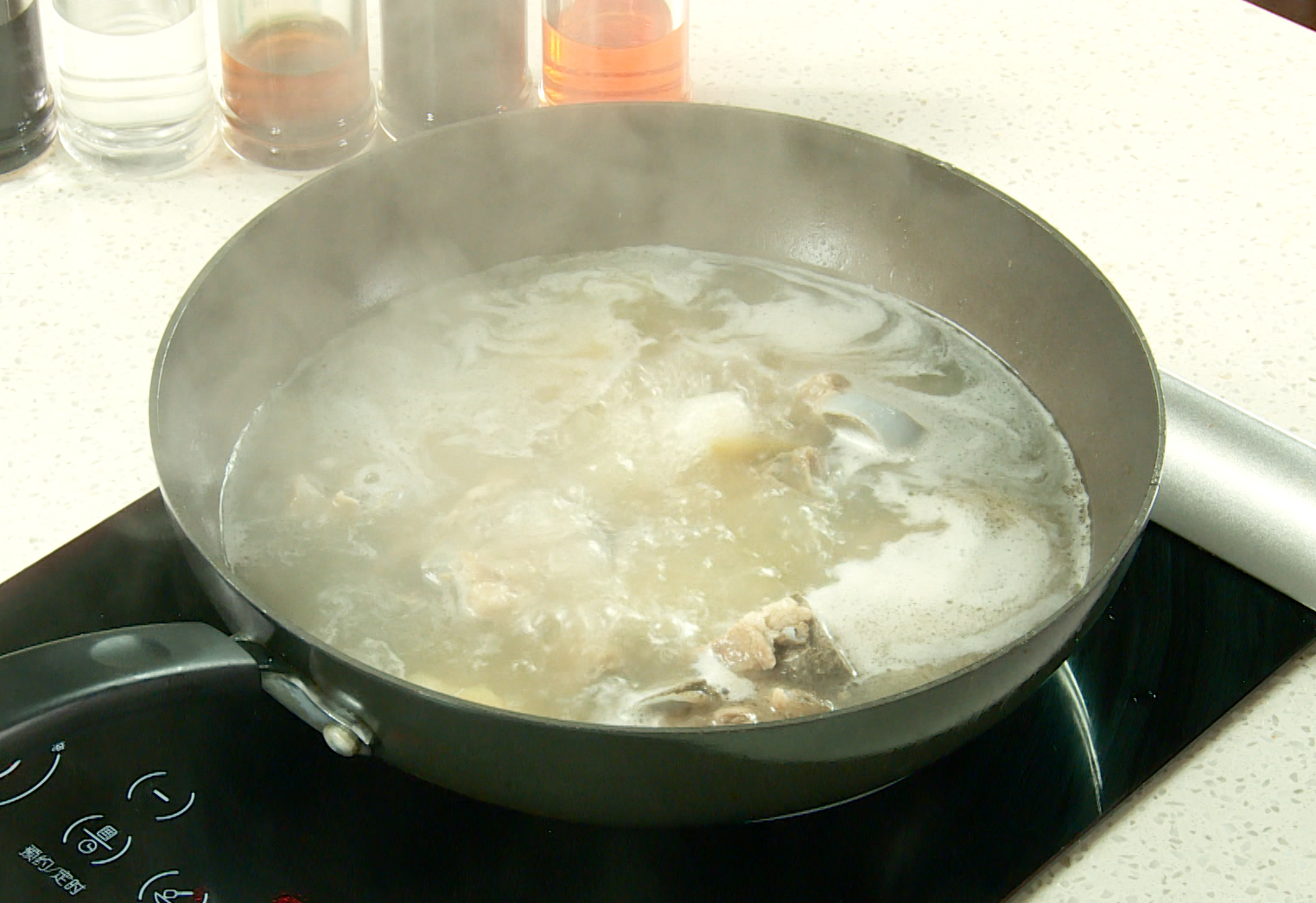 Boil bone broth, skim foam, simmer on medium heat for 1.5 hours to cook.