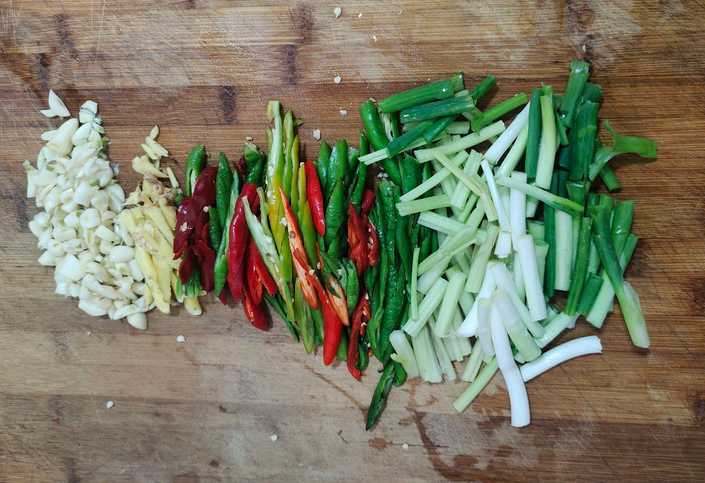 Recipe ingredients: 250g celery, 5g garlic, 5g ginger, 20g erjing and chili peppers, 5g dried chili peppers, 10g green onions.