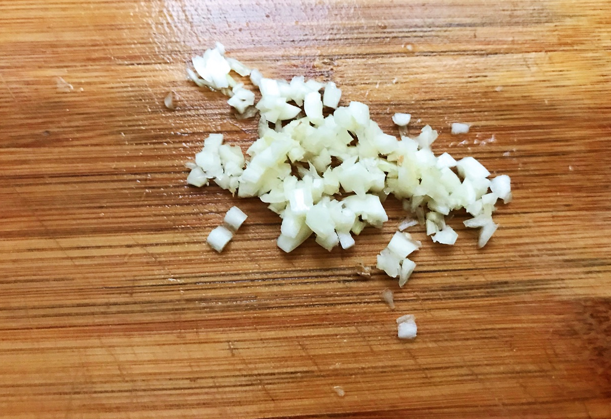 Dice 10g of garlic for later use.