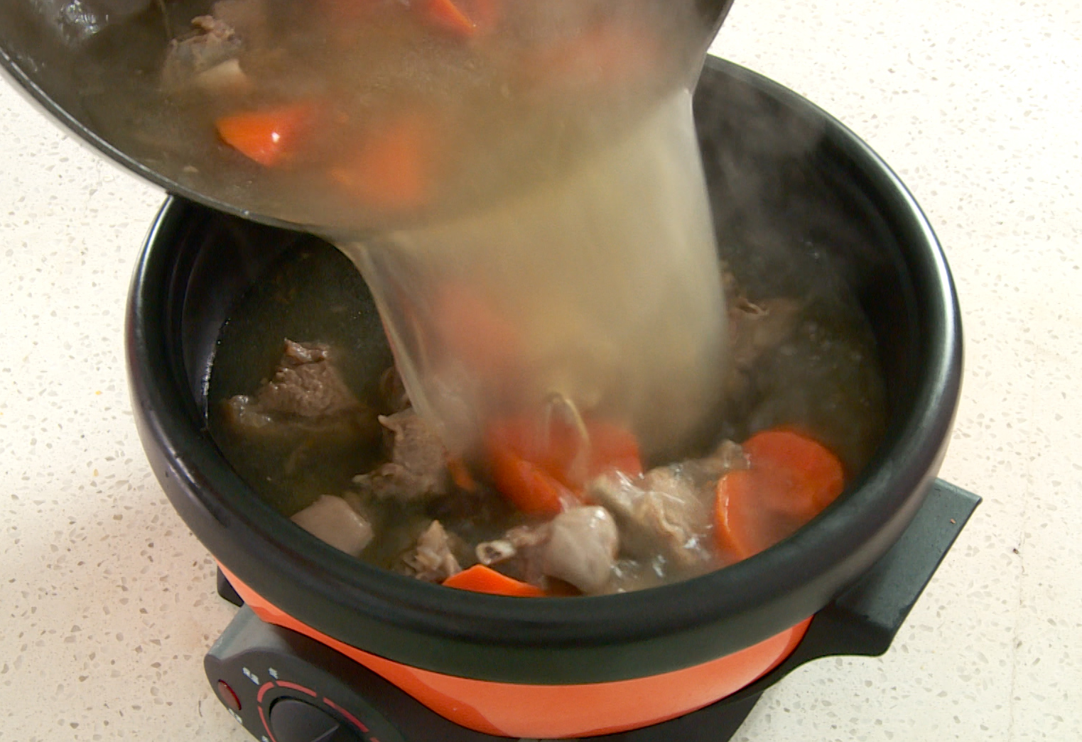 Simmer lamb ribs in seasoned water for an hour, then transfer to a hot pot.