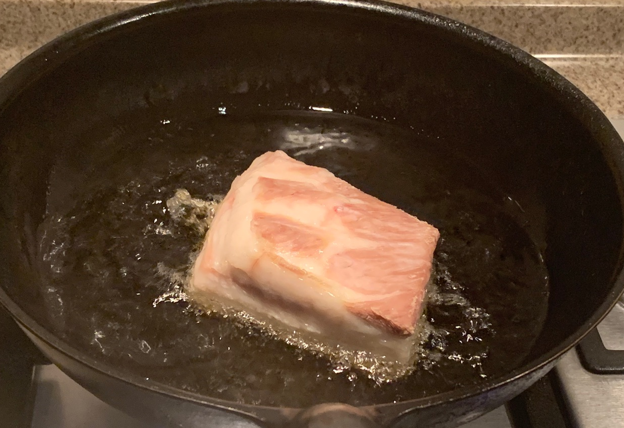 Fry pork belly in 500ml oil in a pan.