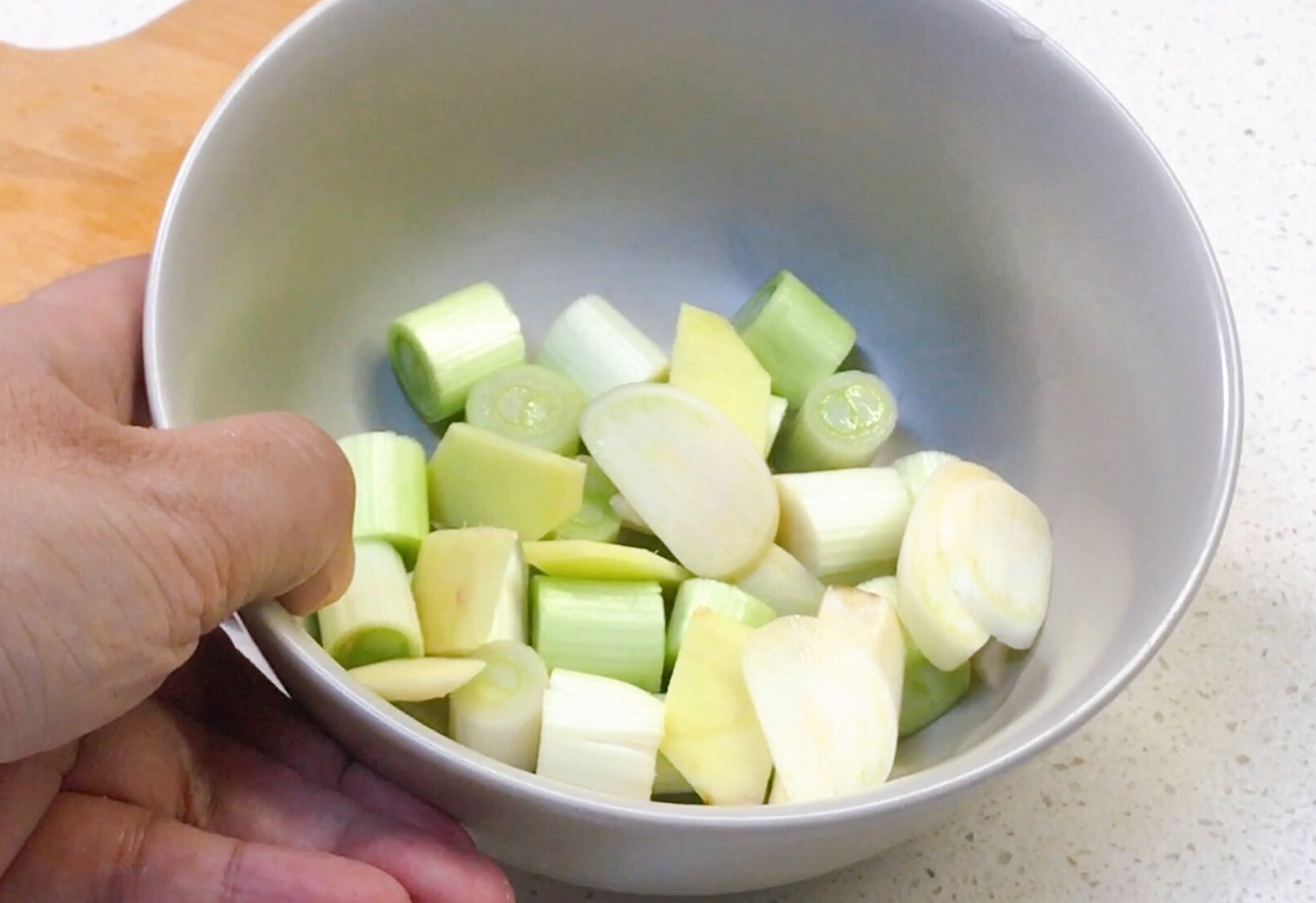 Prepare garnishes: 30g scallions (white parts) cut into sections, 10g ginger & garlic sliced.