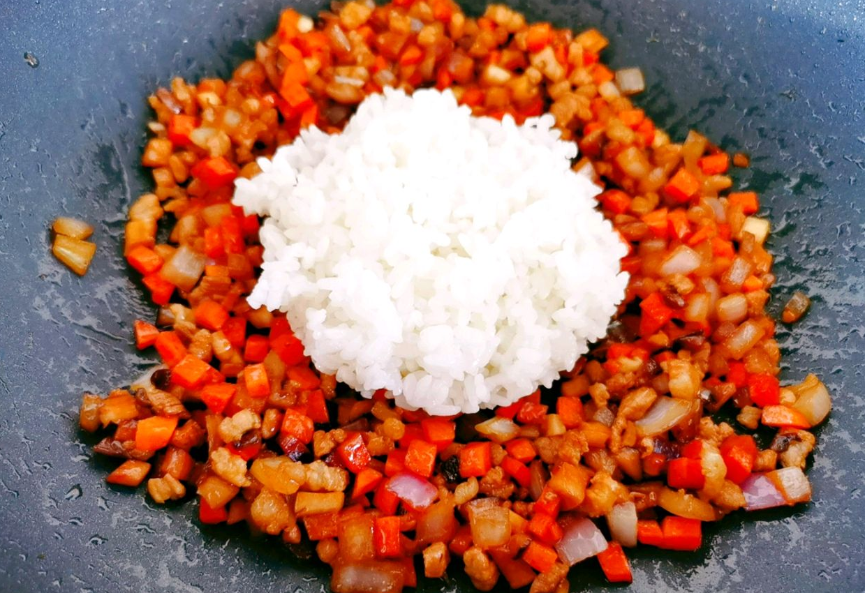 Instructions for stir-frying rice in a pan.