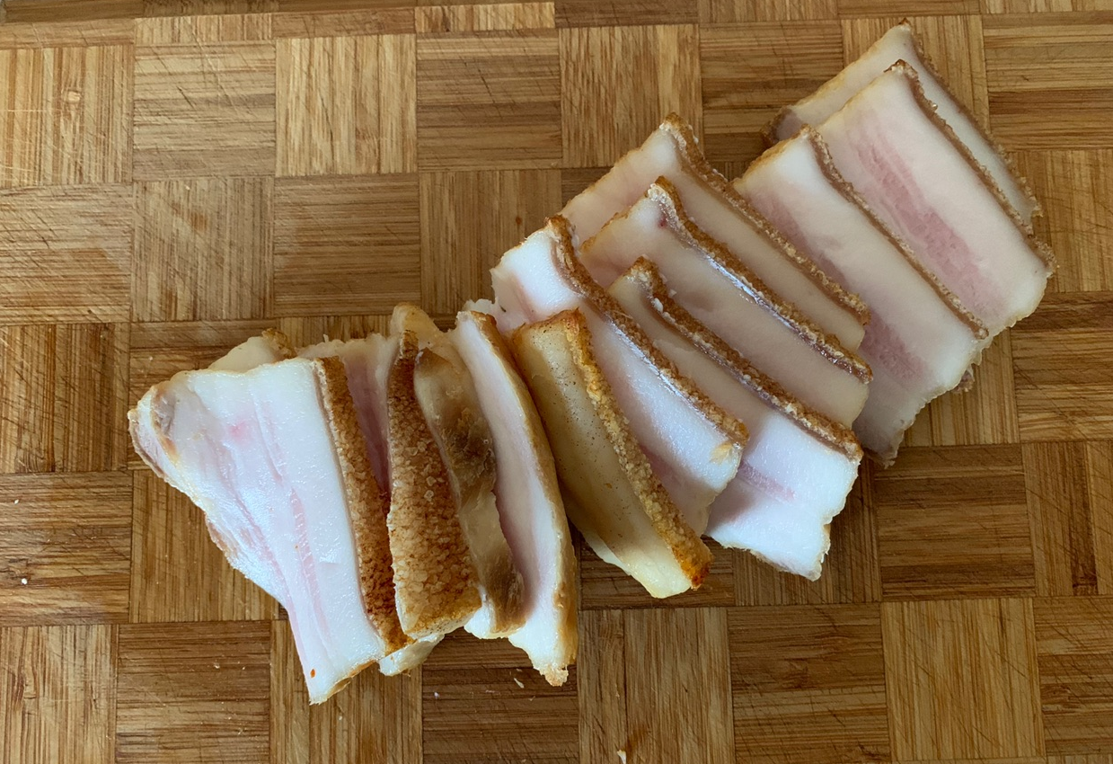 Cut pork belly into large pieces (4-5 cm long, 1 cm thick).