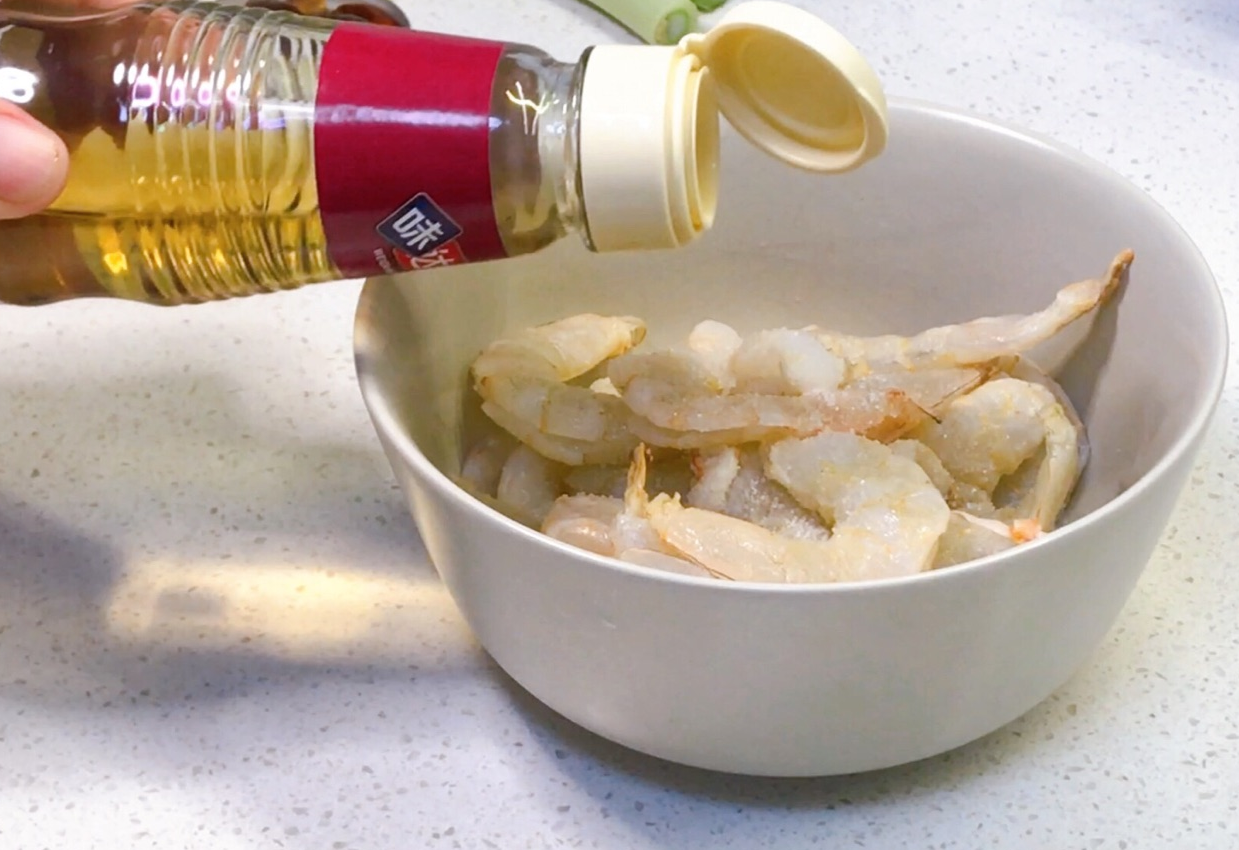 Marinate shrimp with salt and cooking wine to lessen fishy smell.