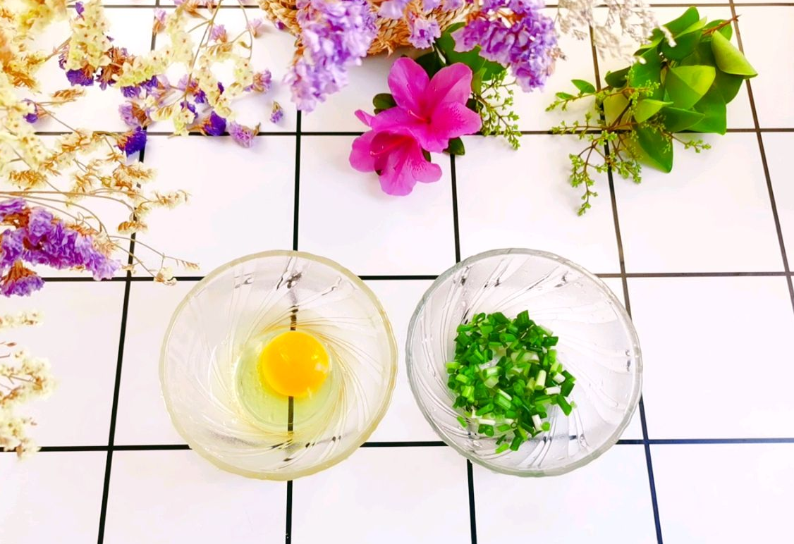 Slice green onions into rings & beat egg in a bowl.