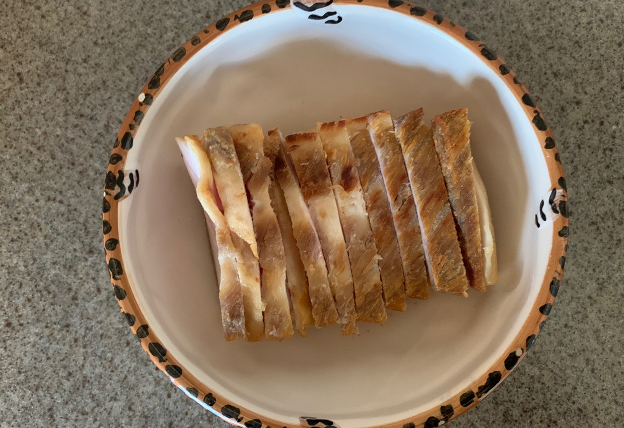 Instructions for arranging sliced pork belly in a bowl.