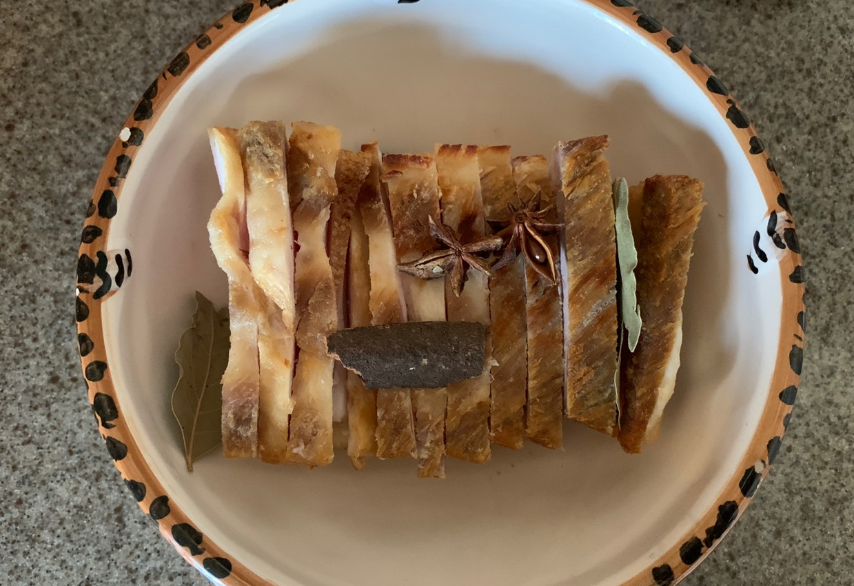 Recipe step: Add 2 star anise, 2 cinnamon pieces, and 3 bay leaves to the bowl.