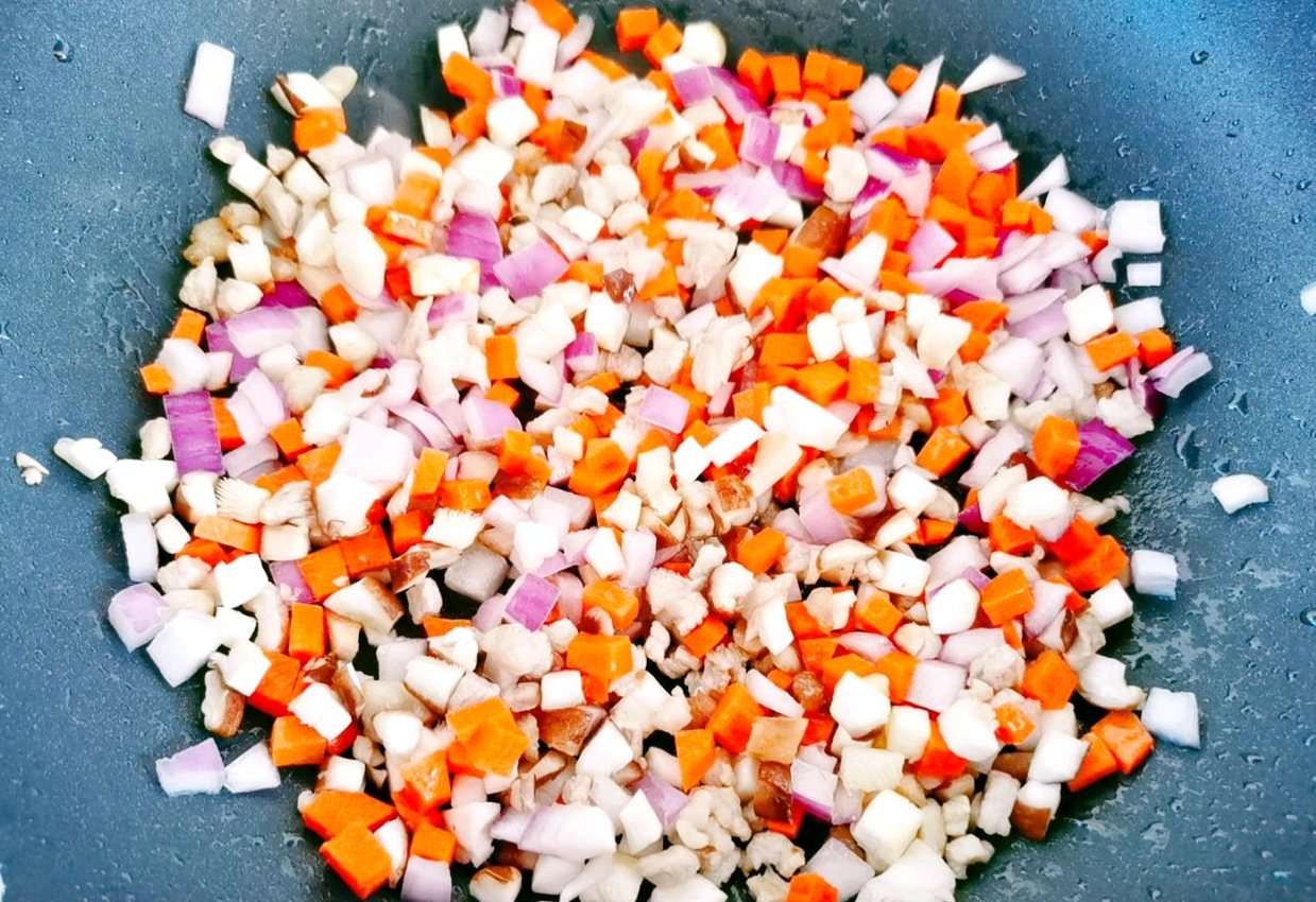 Stir-fry onion, carrot, and shiitake mushrooms briefly in pan.