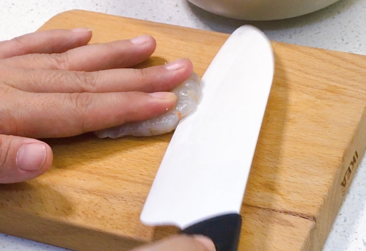 Prepare 400g of shrimp by splitting and deveining for better frying appearance.