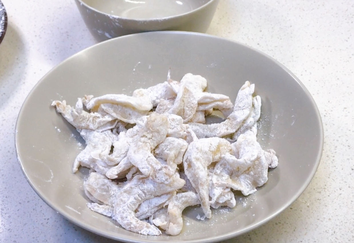 Coat marinated shrimp evenly with cornstarch to achieve a perfect fried texture.