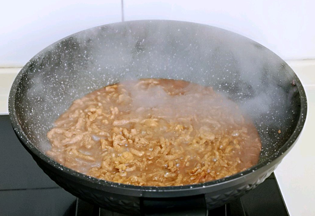 Add 150g water to wok, bring to boil over high heat, stir until sauce thickens.