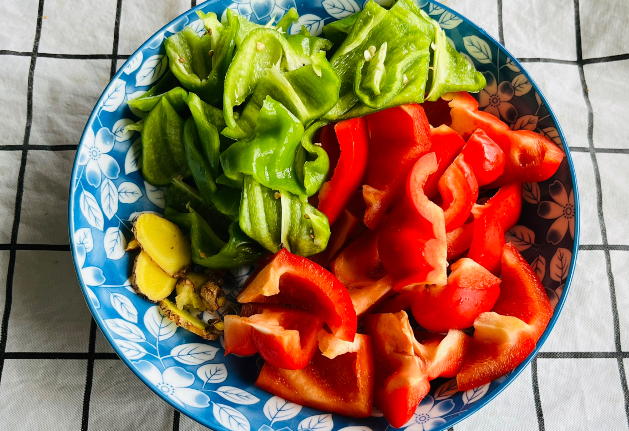 Recipe: 160g red bell pepper, 100g green bell pepper, 5g ginger, chopped.