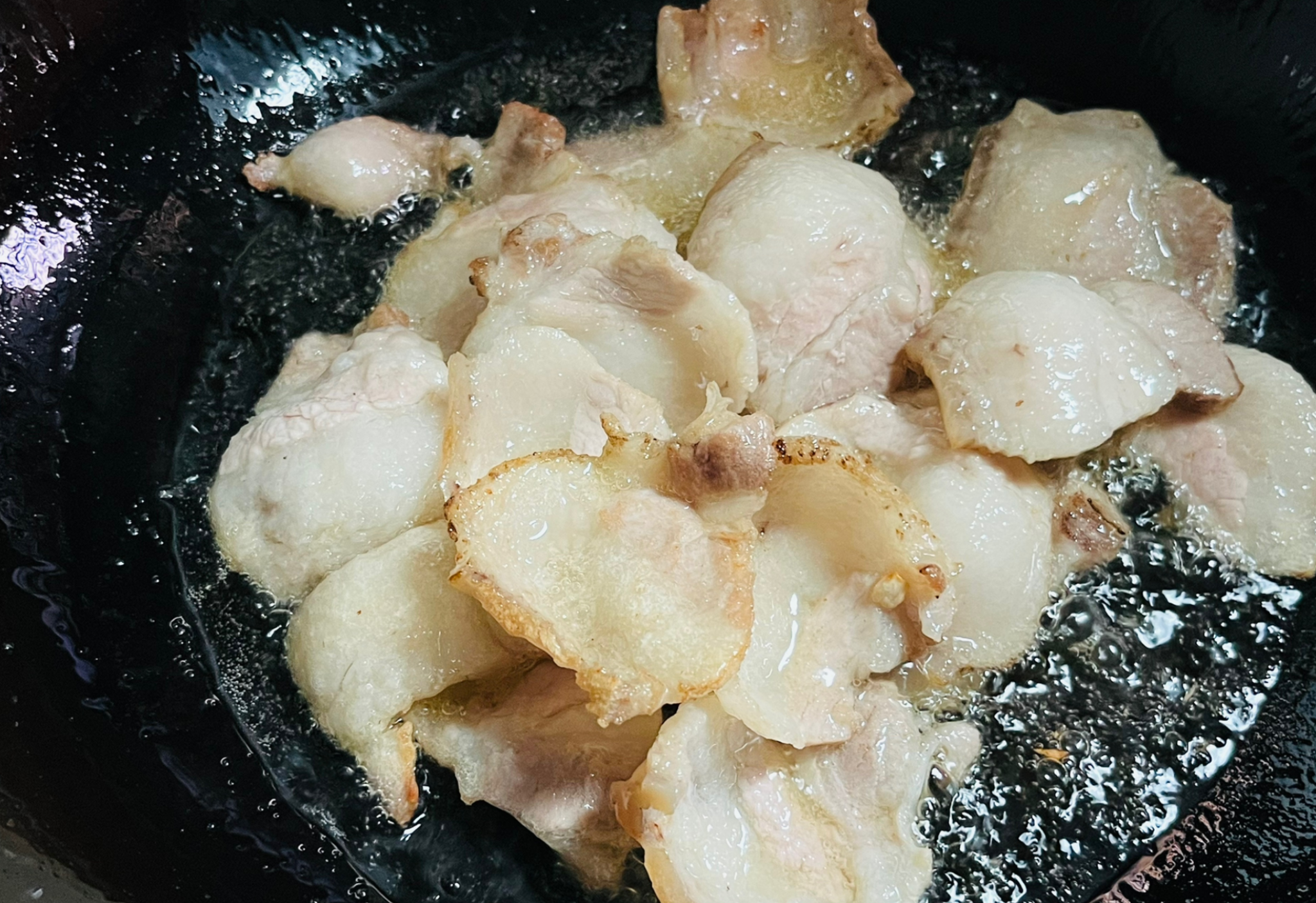 How to stir-fry pork belly for a delicious dish without excessive oil.