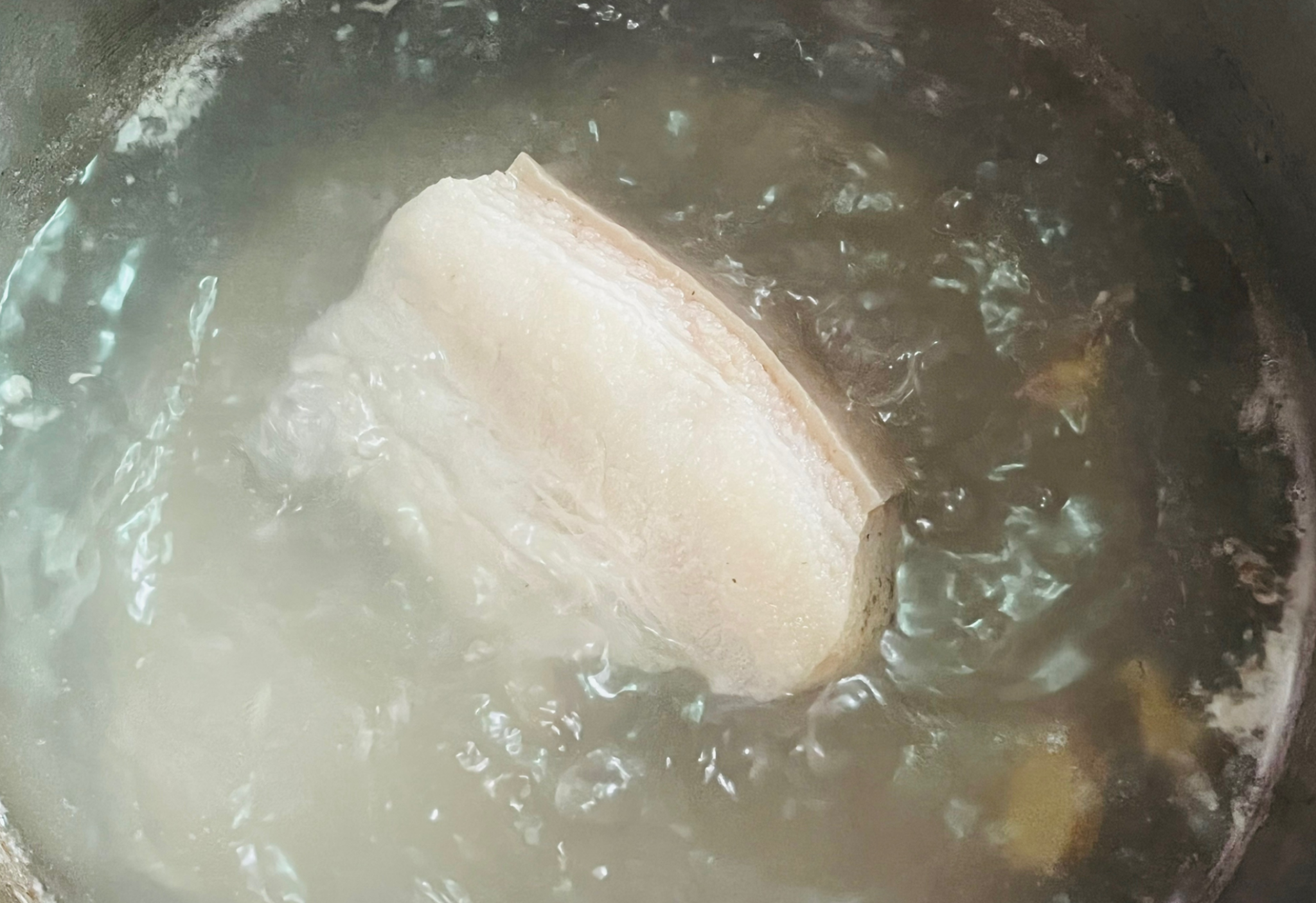 Steamed pork belly with ginger and white wine: cook for 12 mins in water, then remove.