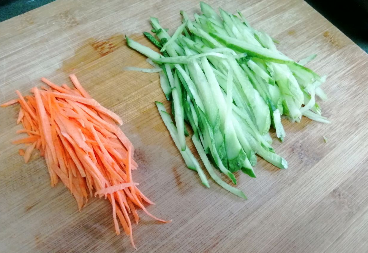 Julienne 10g cucumber and 10g carrot for a recipe.