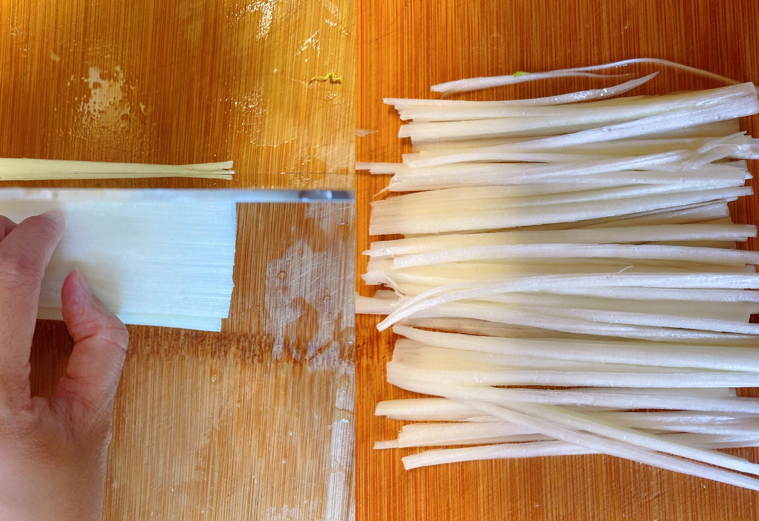 Cut white part of green onions into fine strips (15g) and set aside.