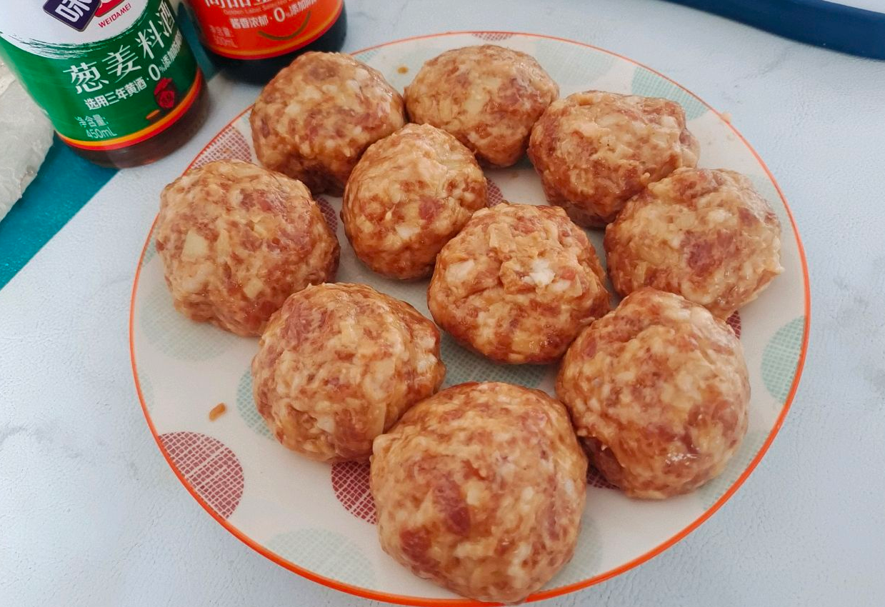 Combine ground meat and water chestnuts, shape into meatballs, ensuring they are well sealed and round.