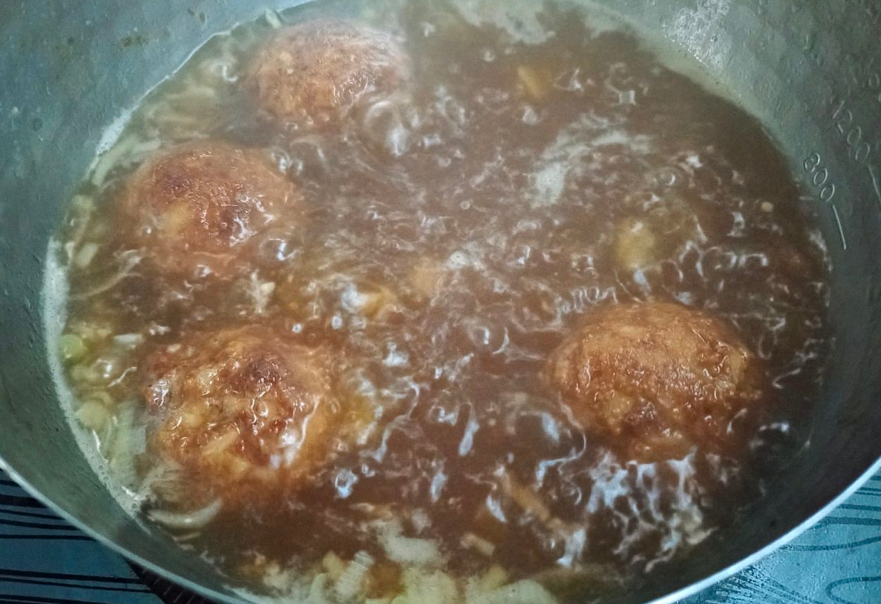 Simmer meatballs for 40 mins, thicken sauce. Fry on low heat for even cooking.