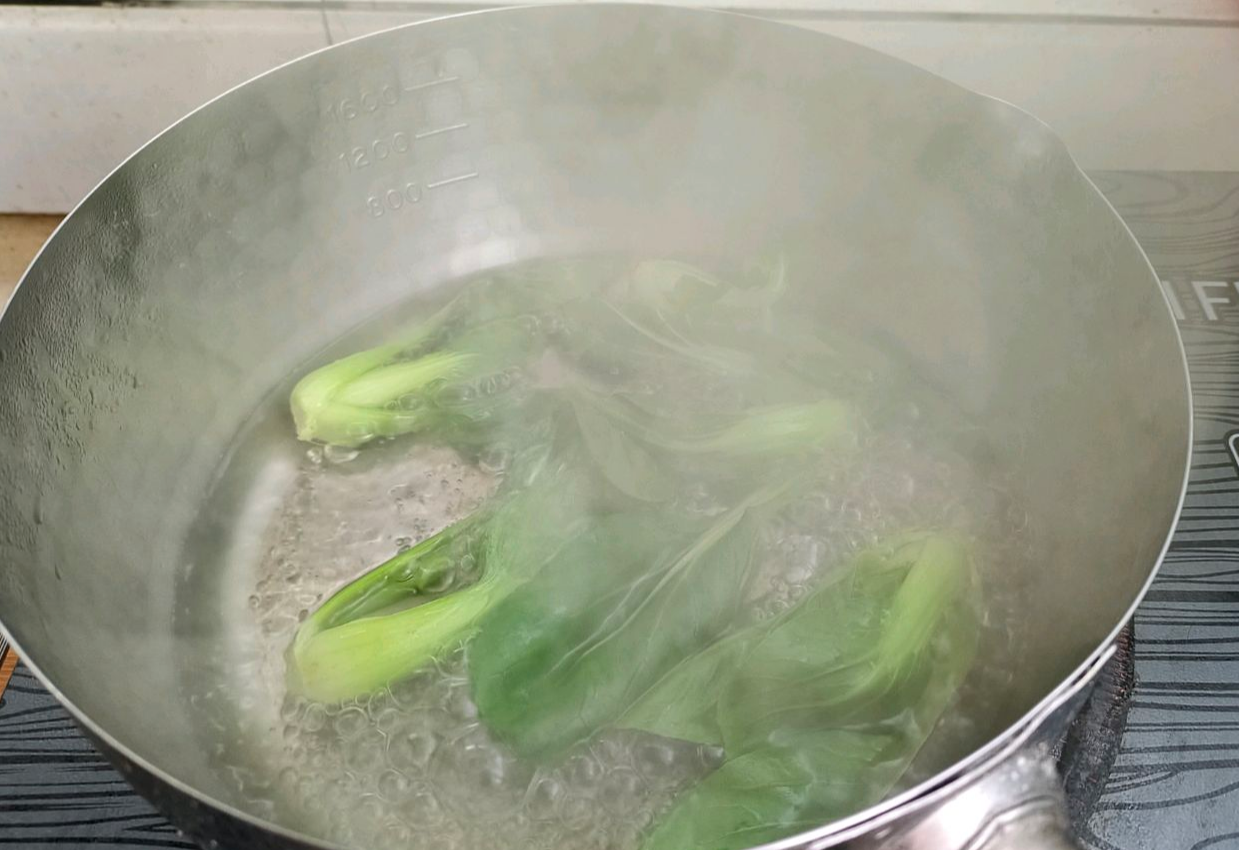 Blanch cabbage, arrange around dish