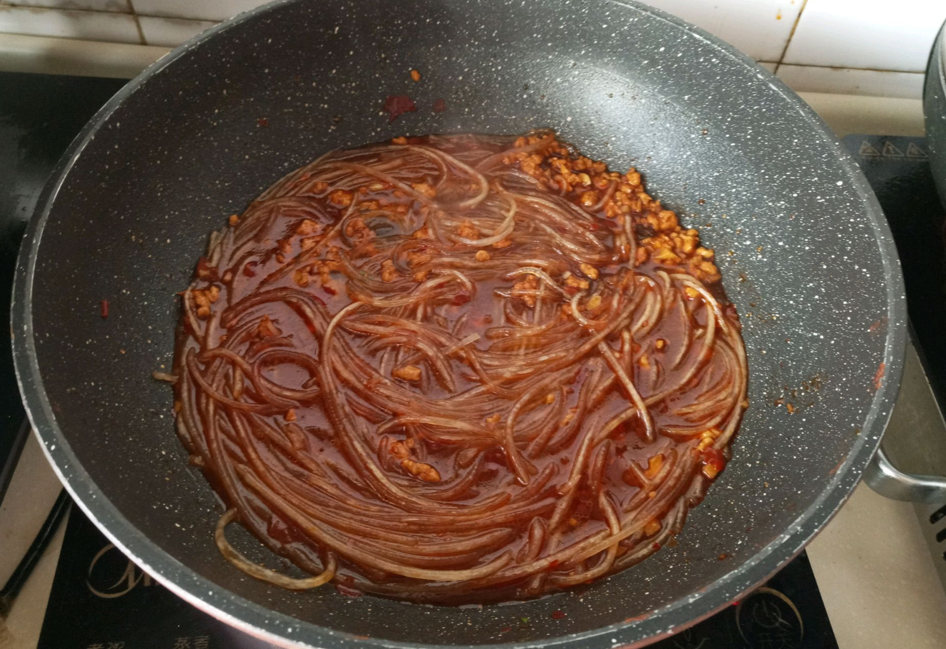 Cook sweet potato vermicelli in boiling water, separate with chopsticks, and thicken sauce.