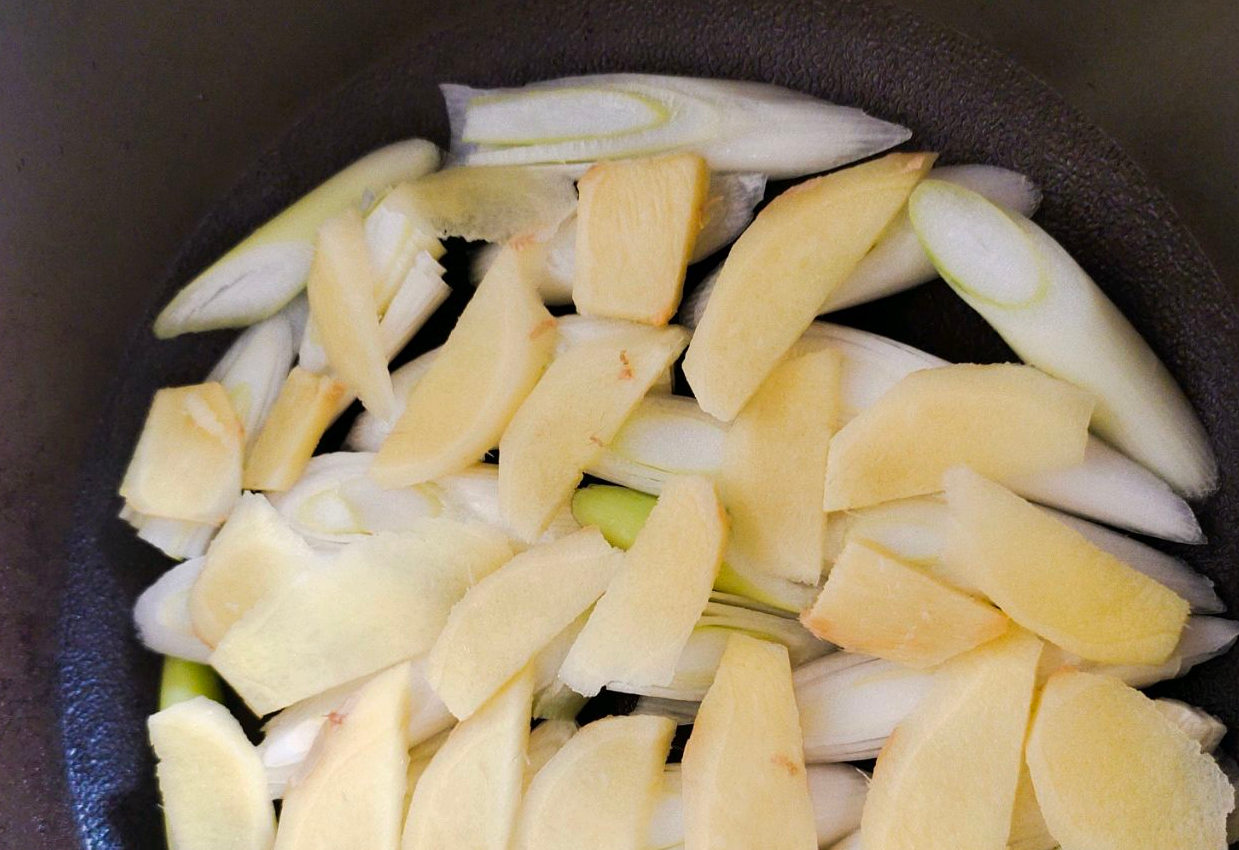 Instructions: Slice green onions and ginger. Layer in pot - onions, then ginger.