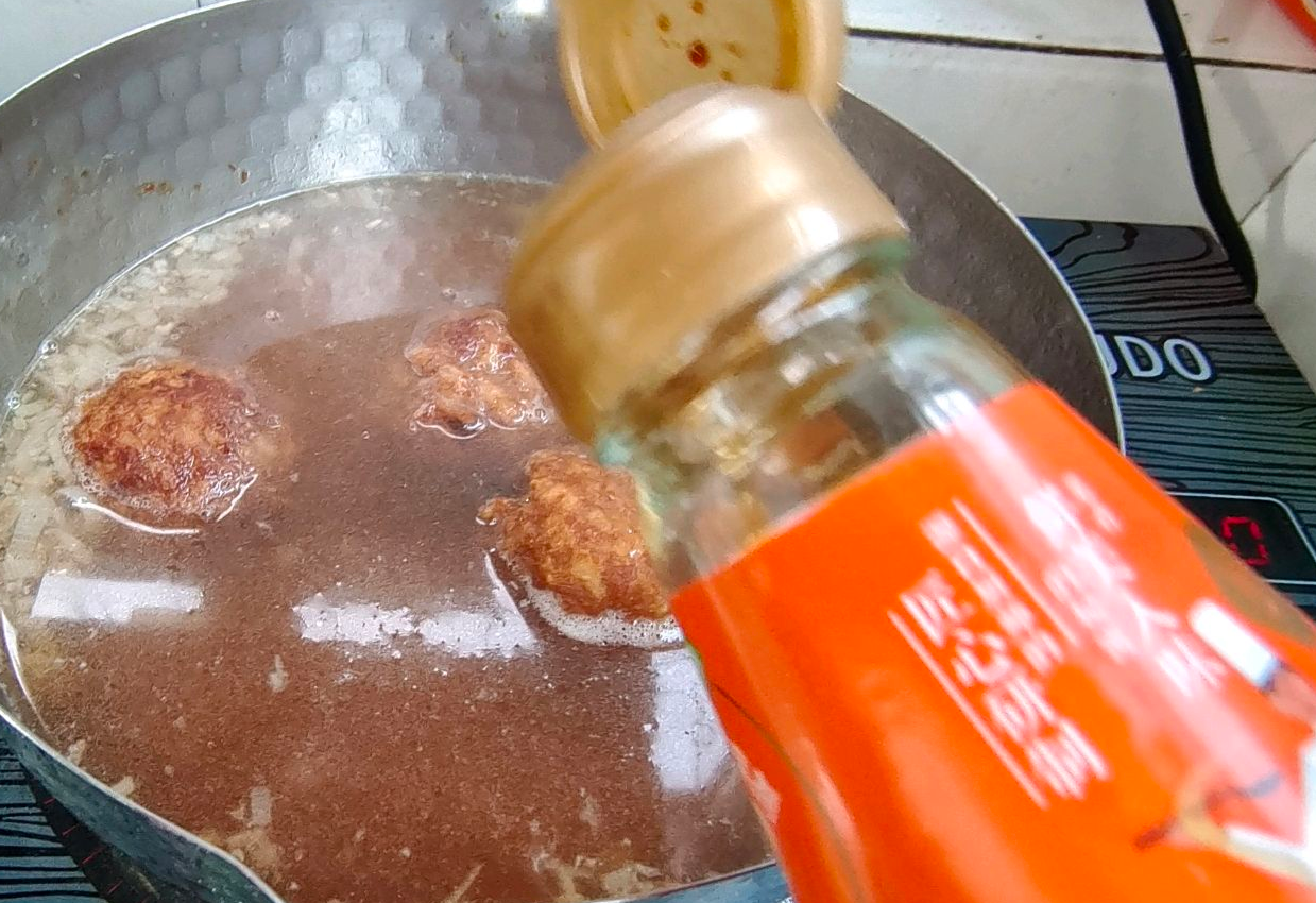 Boil water with bay leaves and star anise, add fried meatballs, and season with soy sauce.