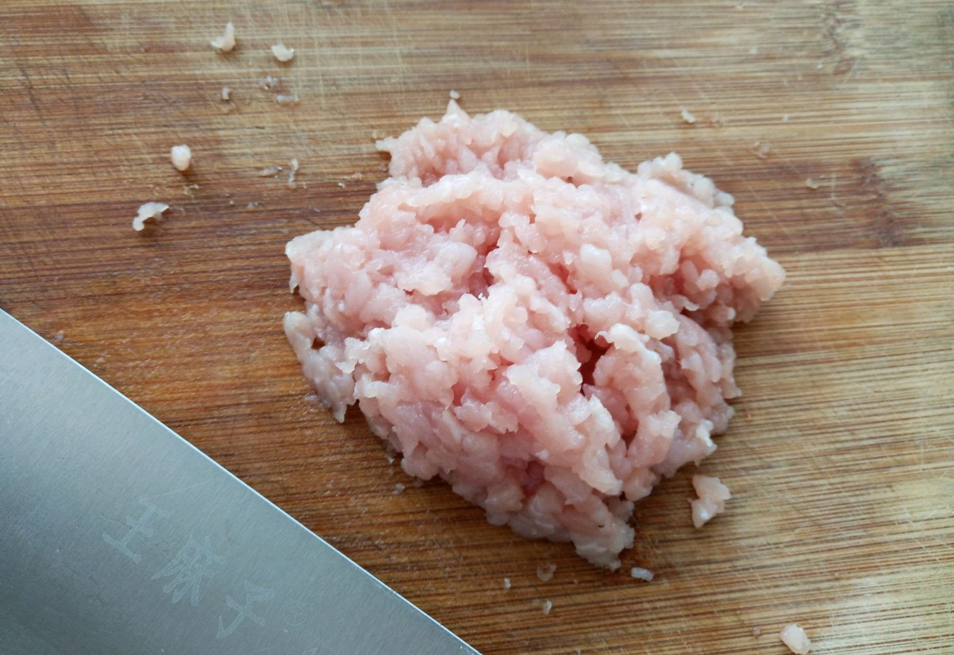 Dice pork into minced meat, 100 grams.