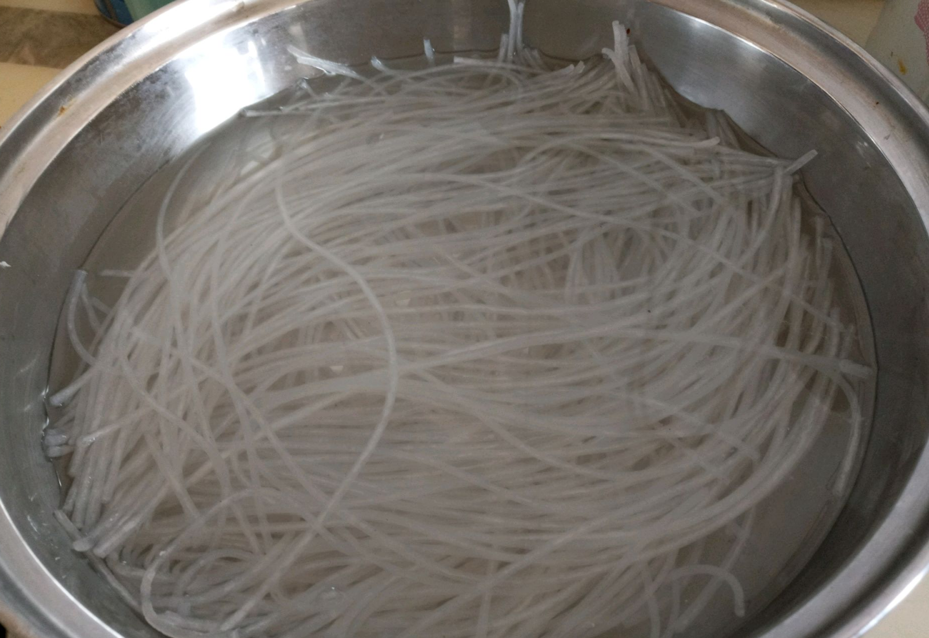 Soak 400g sweet potato vermicelli in warm water until soft.