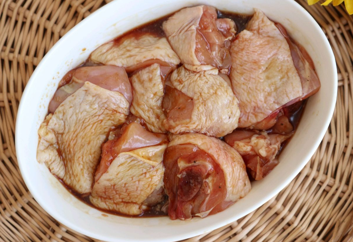 Marinate meat with cooking wine, pepper, and five-spice powder for 20 minutes.