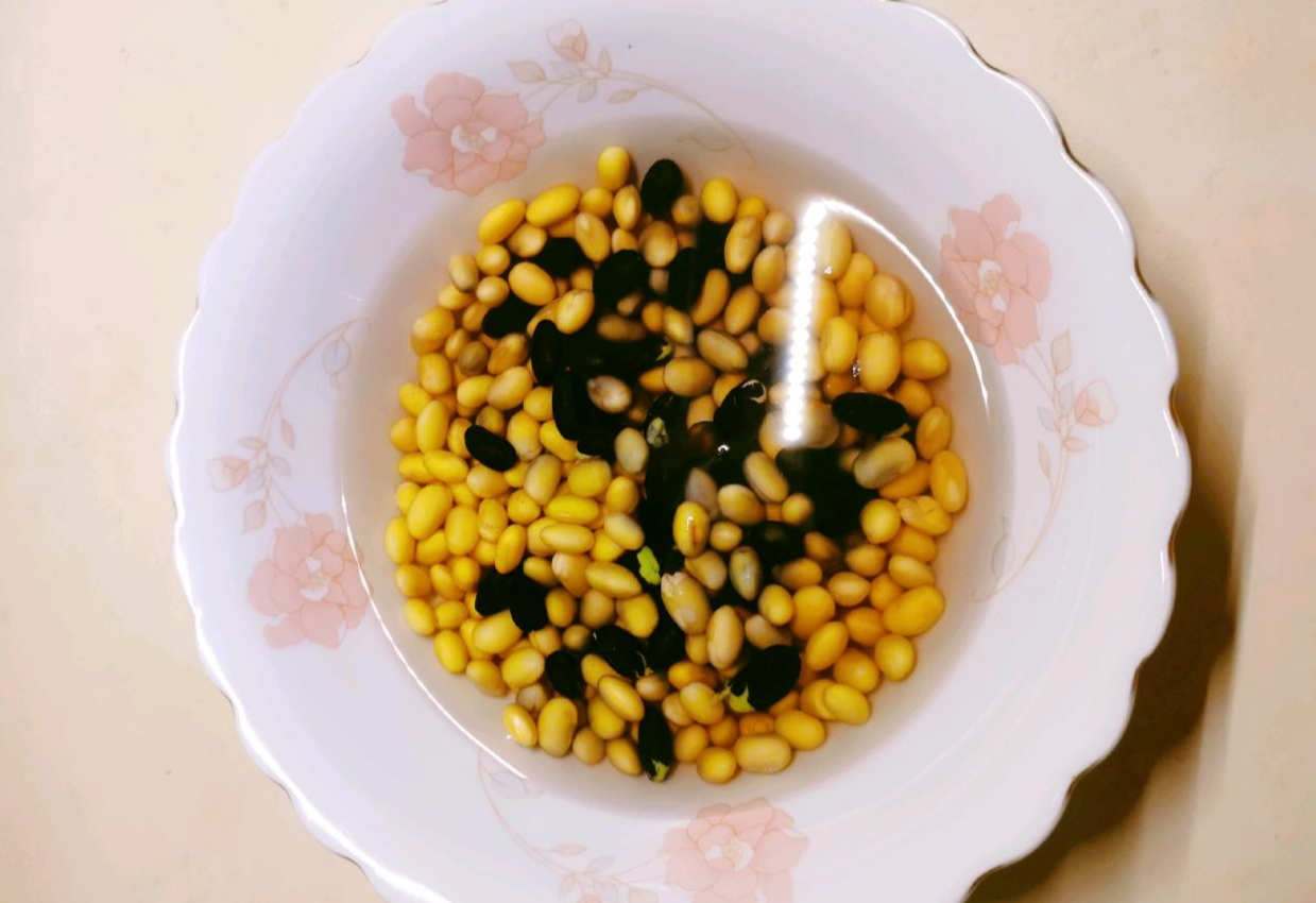 Soak soybeans and black beans in water for 12 hours; prepare in advance to save time.