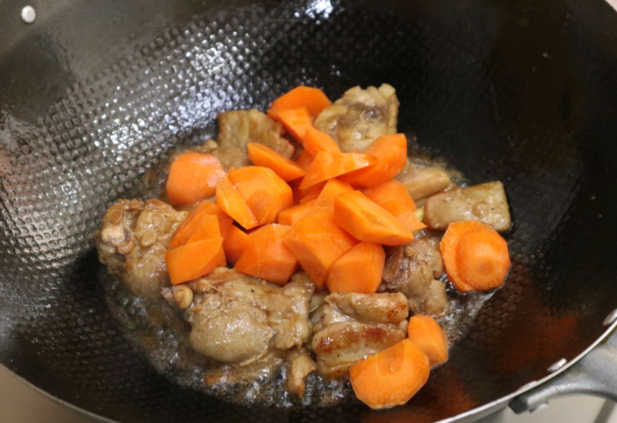 Stir-fry carrot pieces with chicken marinade. Don't discard chicken juice.