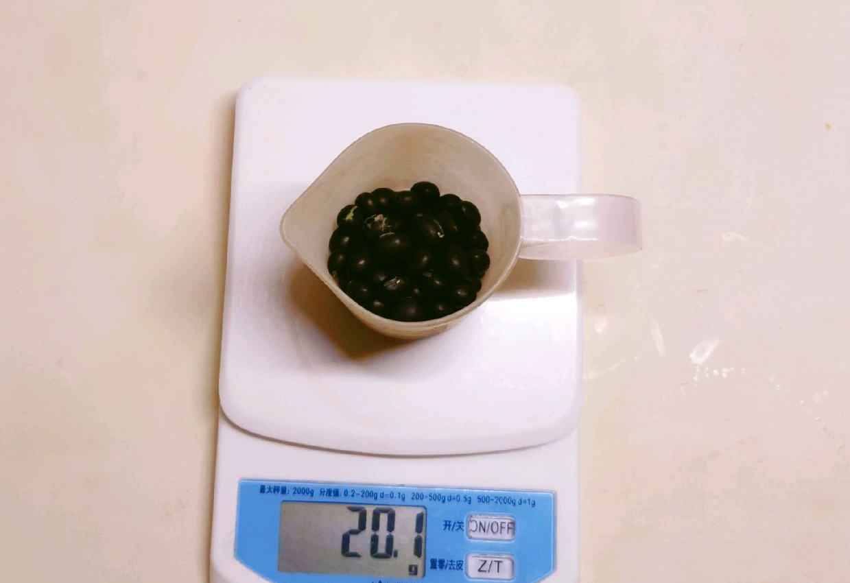 Weigh 20g of black beans.