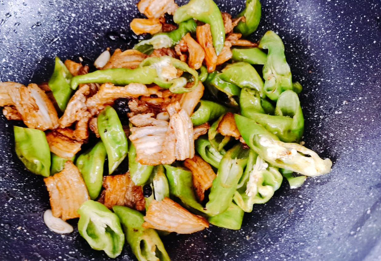 Stir-fry ingredients, add screw peppers, season, and remove from heat.