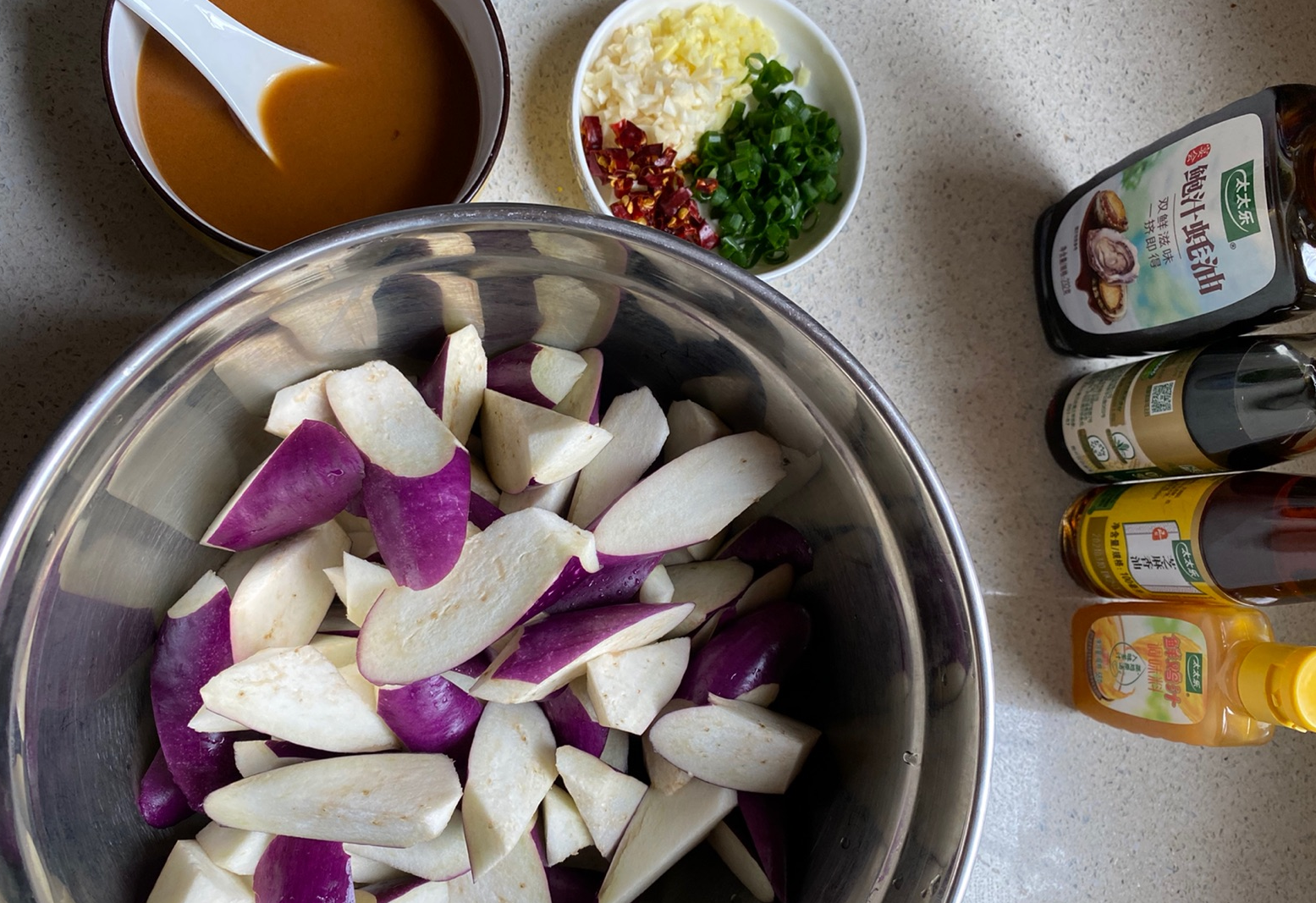 Prepare fish fragrant sauce by mixing soy sauce, oyster sauce, cornstarch, vinegar, sugar, chicken broth, and water. Customize to taste.