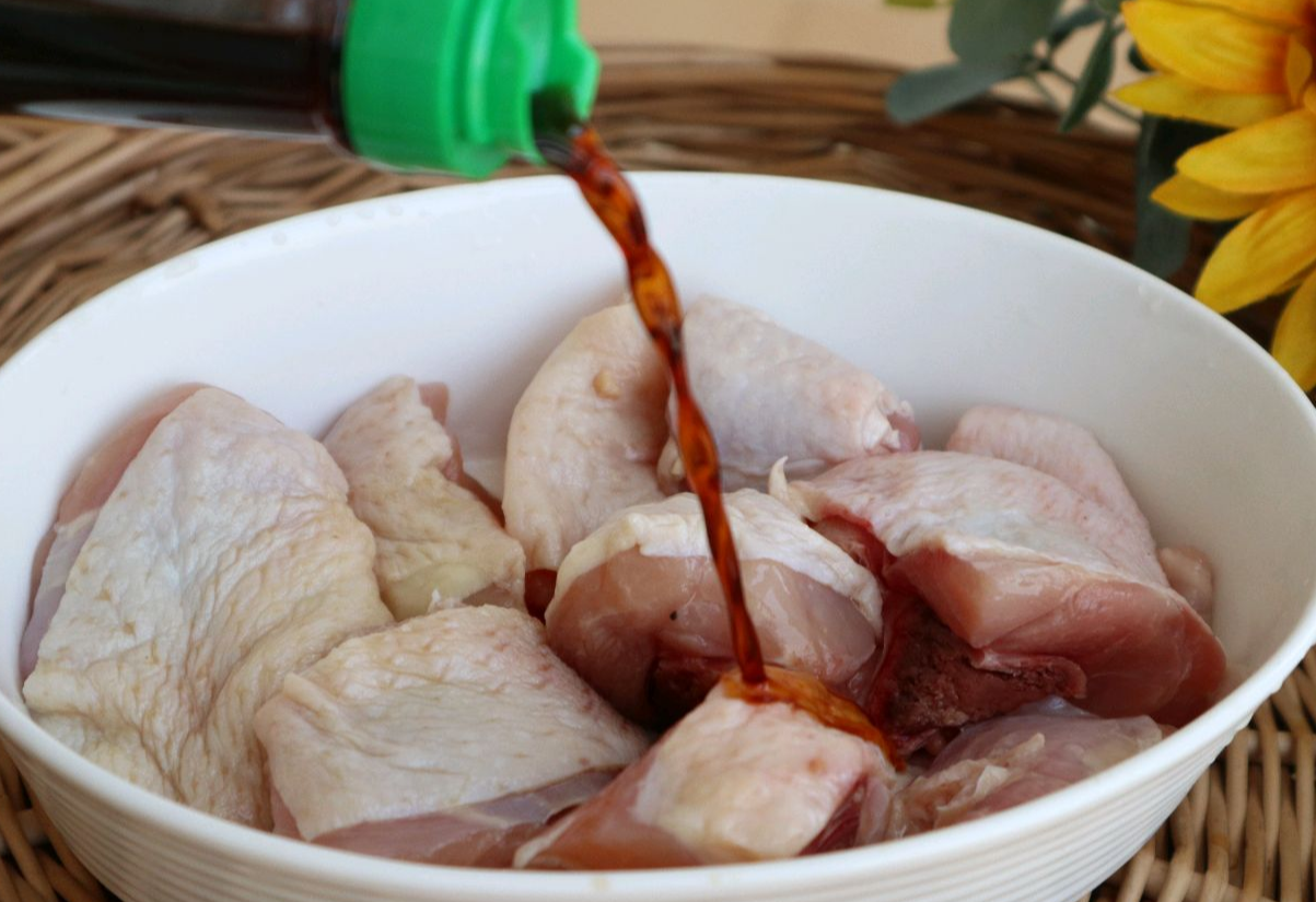 Instructions: Soak chicken in water for 10 minutes, rinse, and add light soy sauce.