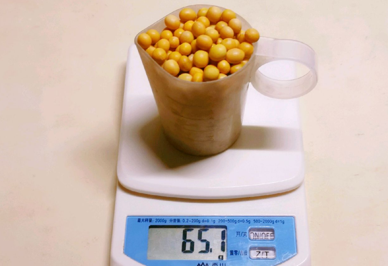 Weigh 65g of soybeans.