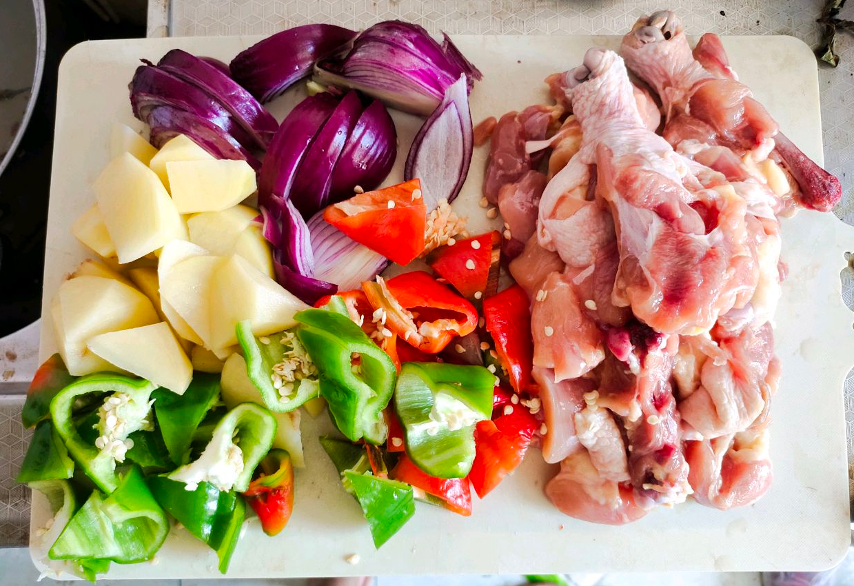 Ingredients for a chicken and vegetable stir-fry, with a tip on preventing potatoes from turning black.