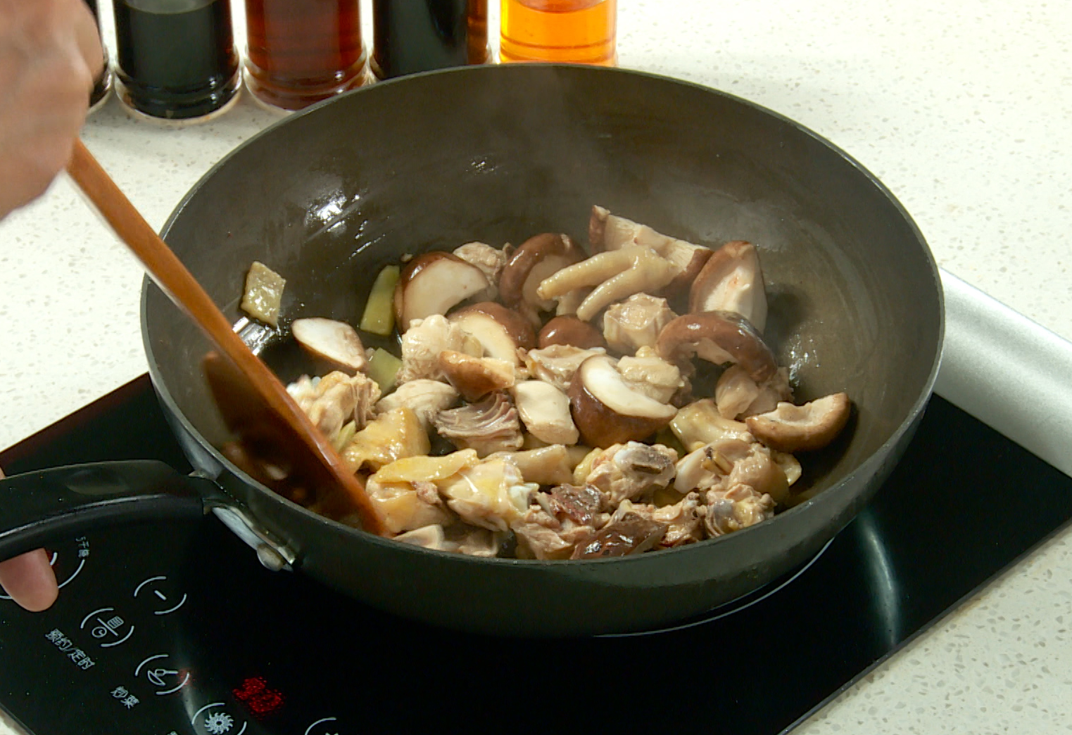 Sauté ginger, chicken, and shiitake mushrooms in oil until fragrant and cooked.