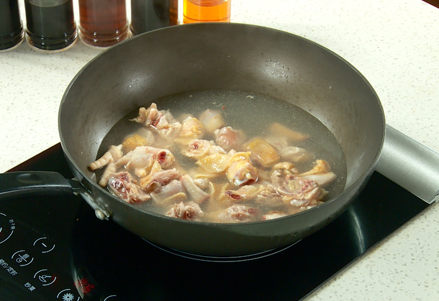 Blanch chicken by boiling in water, removing blood and impurities.