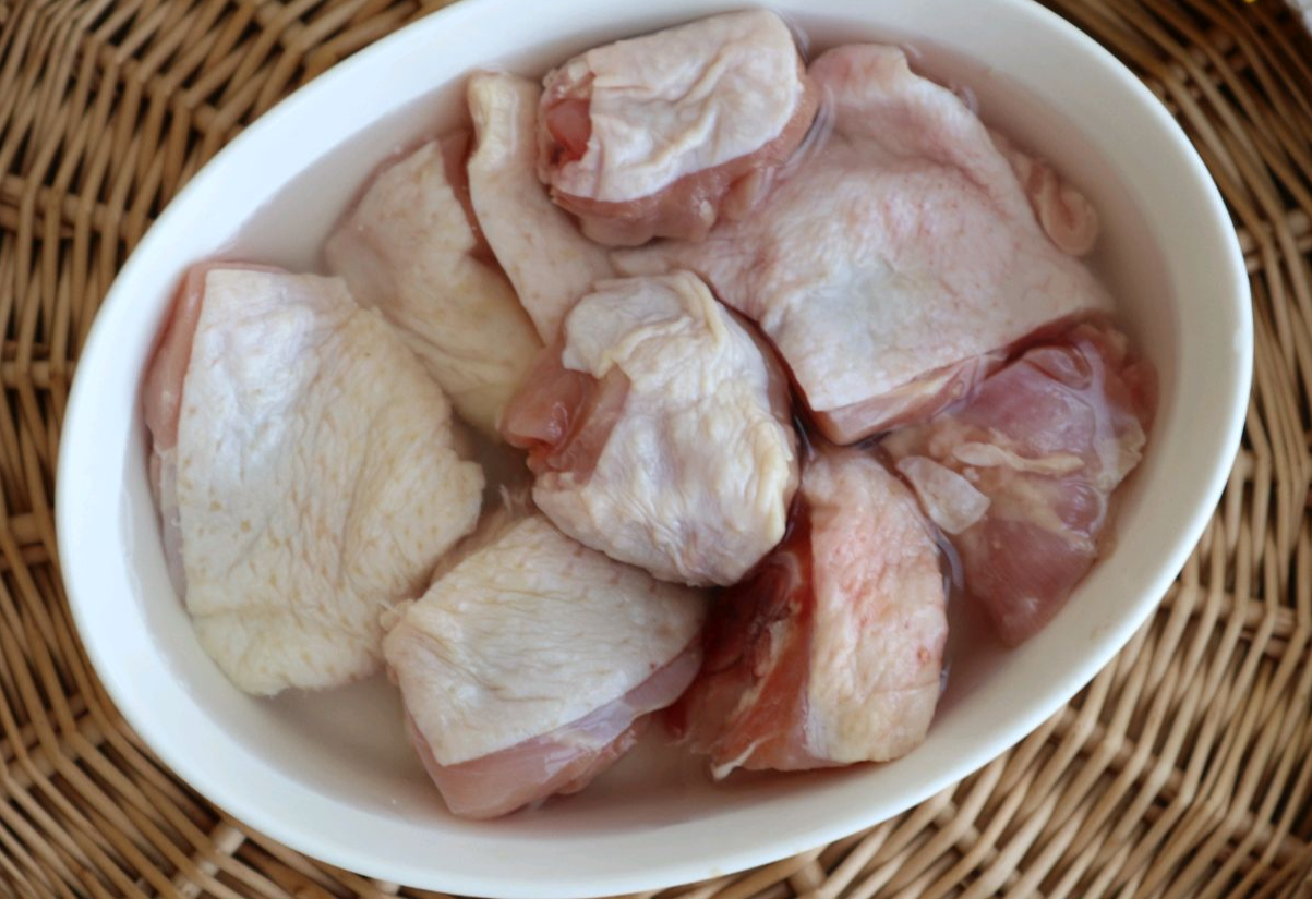 Soak Sanhuang chicken in cold water for 10 mins to remove blood.