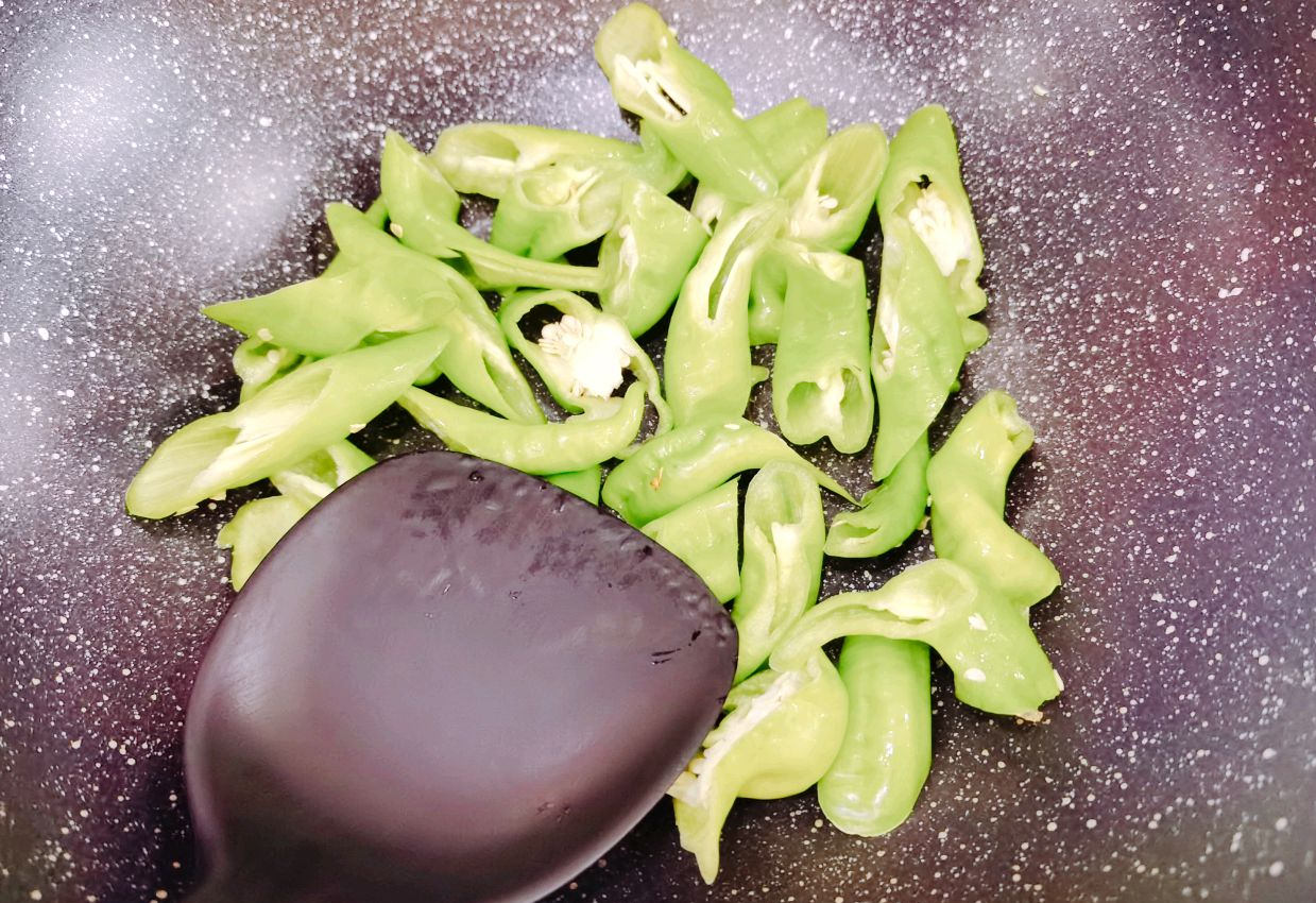 Dry, chop screw peppers, stir-fry in a hot pan until moisture evaporates. Set aside.