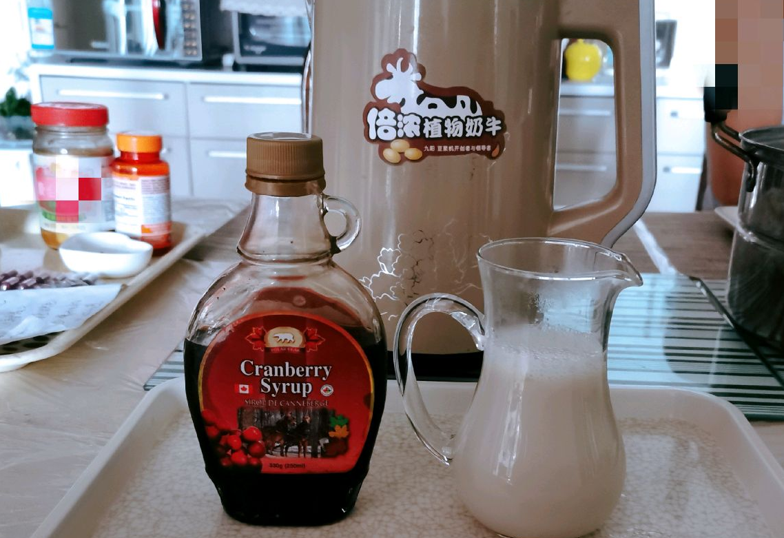 Pour soy milk into a cup, add maple syrup.