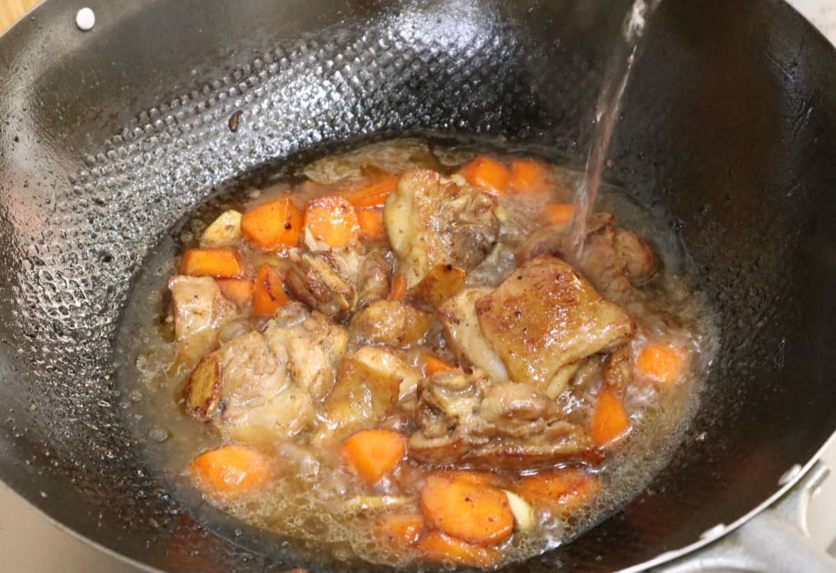 Stir-fry chicken until fragrant, then add boiling water to submerge.