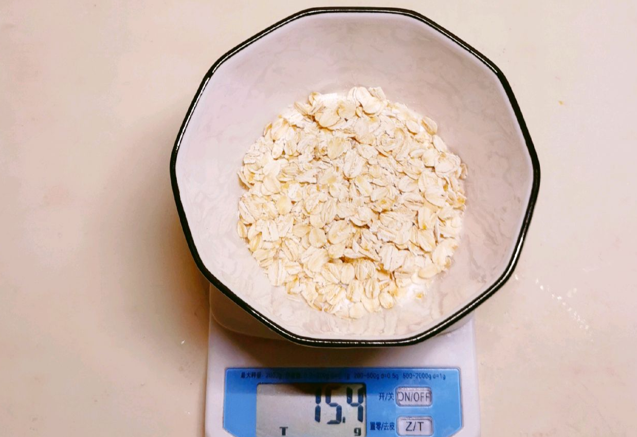 Weigh 15g of oats.