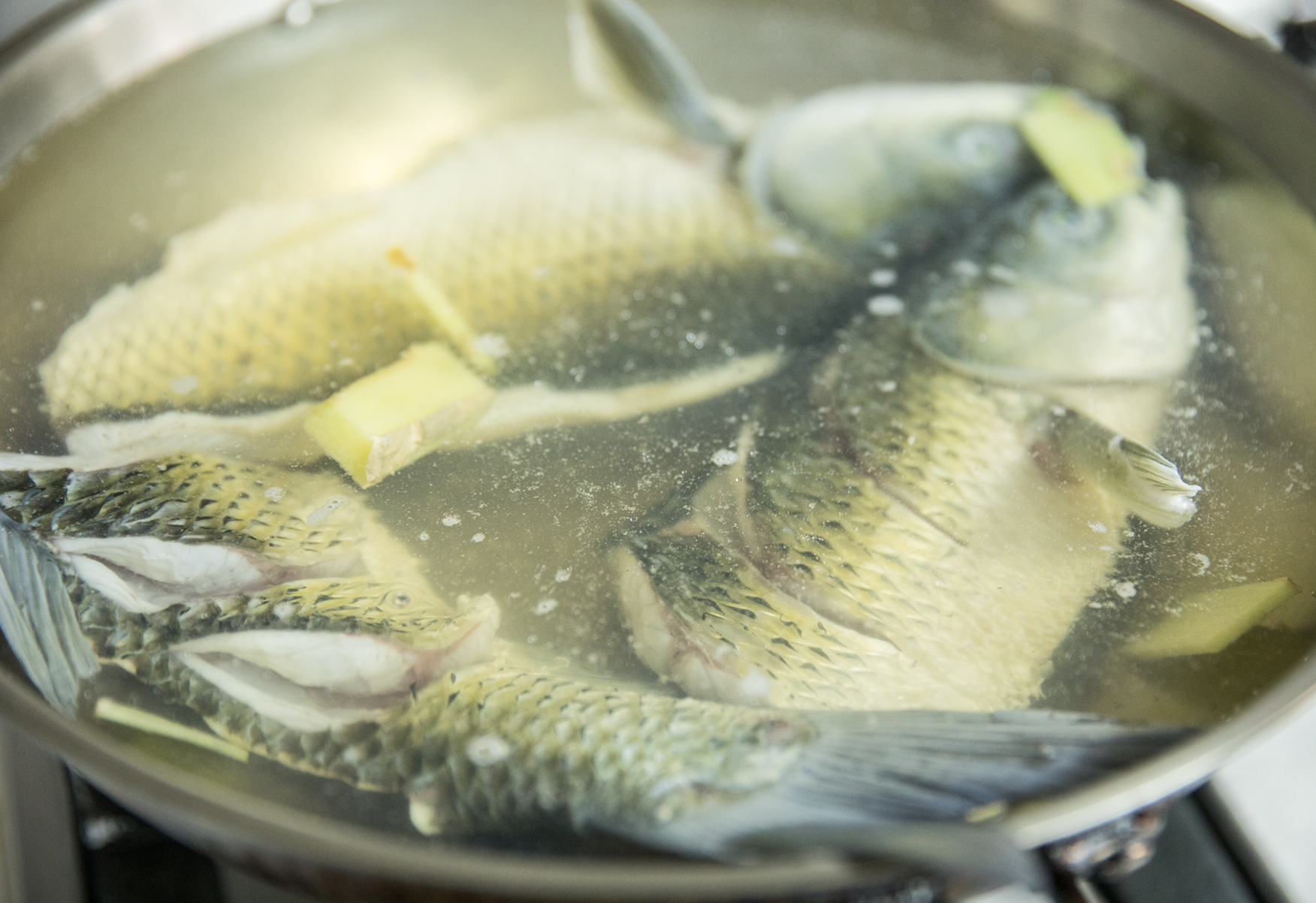 Boil marinated grass carp in a covered pot for 5 minutes in boiling water.