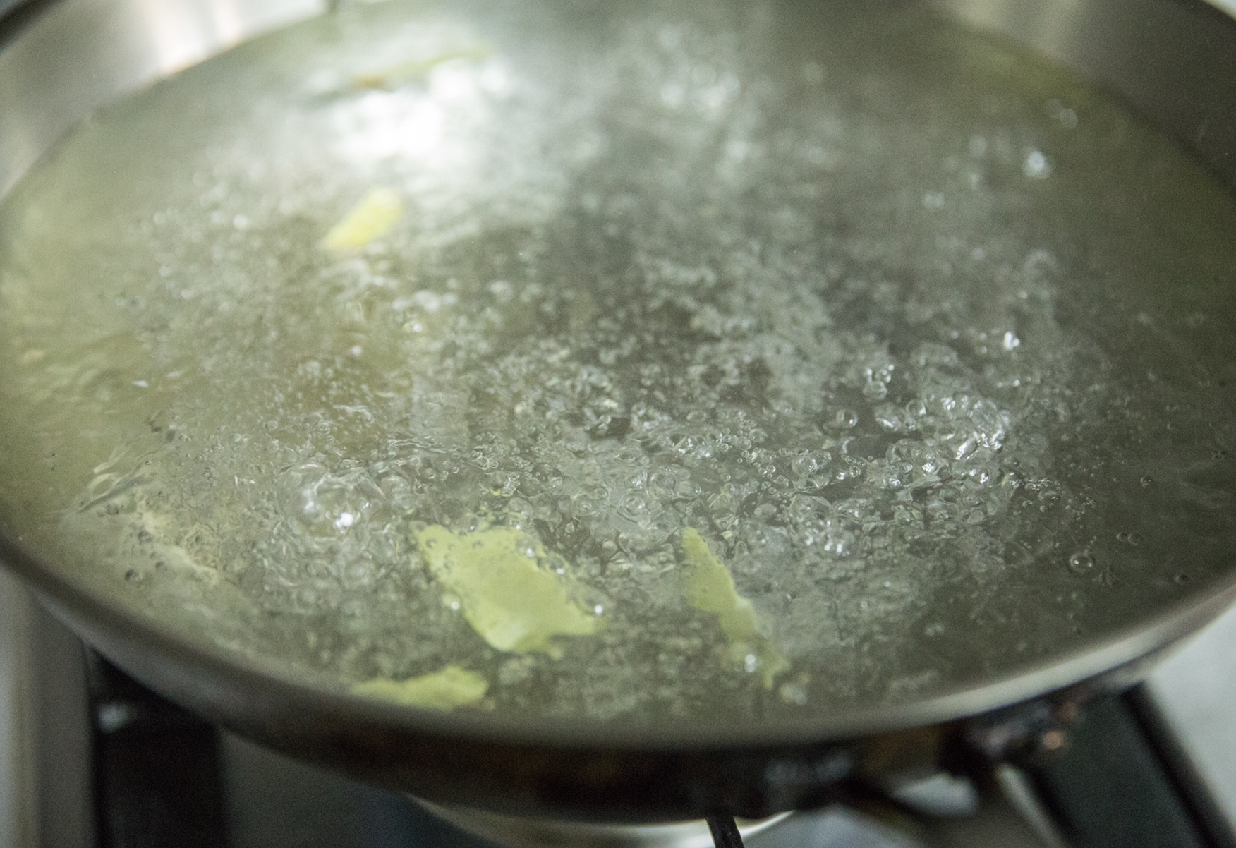 Boil water, add ginger slices and cooking wine - enhance flavor.