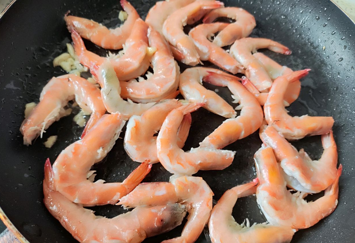 Add jumbo shrimp to pan and stir-fry until color changes.