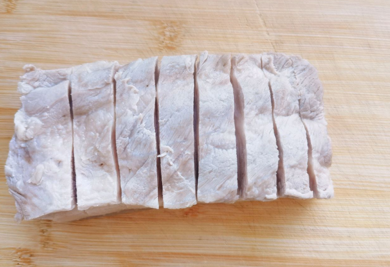 Cut drained pork belly into small pieces, maintaining intact skin.