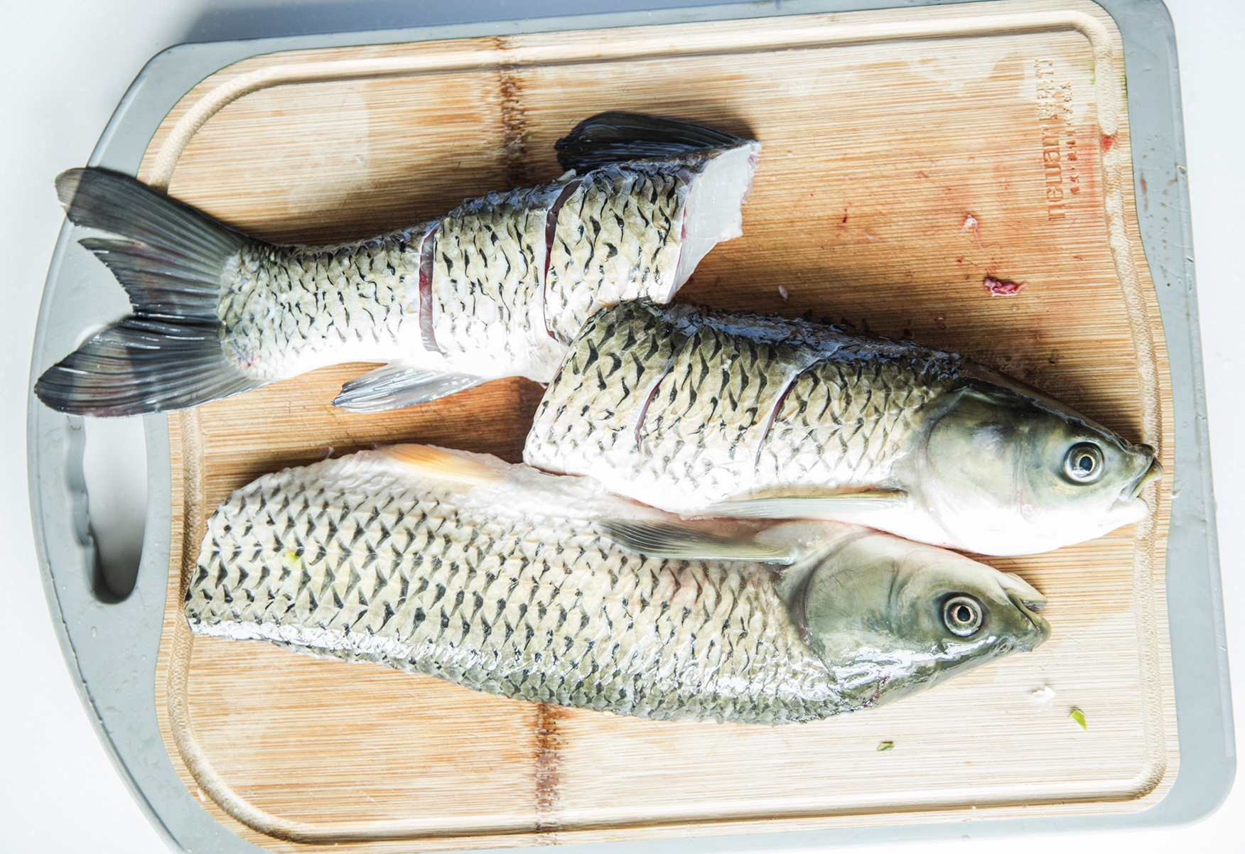 Clean, gut, and cut grass carp for West Lake Fish in Vinegar Gravy. Avoid very large fish sizes.